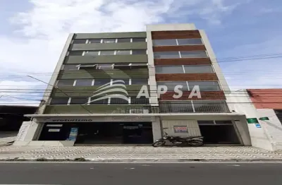 Ótima sala no centro. Imóvel todo reformado com piso em cerâmica, pintura nova, um banheiro privativ