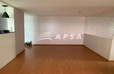 No coração do colégio, este apartamento de 45 m² surpreende pelo aconchego e funcionalidade. Em anda