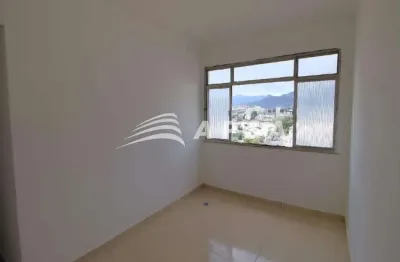 Na abolição, este apartamento de 55 m² une conforto, praticidade e boa localização. A sala é bem ilu