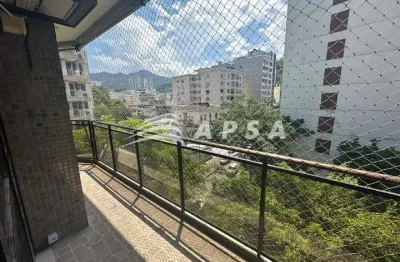 Em laranjeiras, um apartamento reformado de 97m² com uma linda varanda, revela um novo jeito de mora
