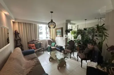 Em copacabana, um lindo apartamento de frente se revela como convite diário ao bem-viver. São mais d