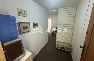 Na rua santa clara, nº 50, em copacabana, esta sala comercial ocupa um endereço estratégico. Com loc