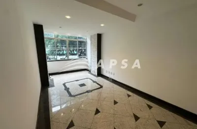 Era uma manhã clara em copacabana quando este apartamento se revela. São 85m² bem distribuídos em tr