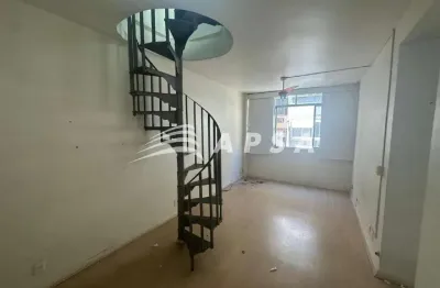 Acordar nesta linda cobertura duplex é sentir o privilégio de morar em um dos endereços mais desejad