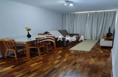 Na charmosa rua da passagem, em botafogo, existe um apartamento que parece abraçar quem entra. Com 4