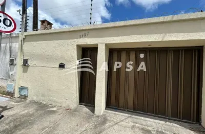 Casa plana muito bem localizada e segura. Toda gradeada. Sala ampla em l, três quartos, sendo uma su