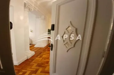 Na charmosa rua ronald de carvalho, no coração de copacabana, este apartamento de 150m² revela o ver