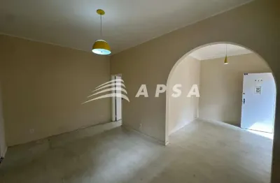 No charmoso bairro do leme, este lindo apartamento é um verdadeiro convite para viver bem. Localizad