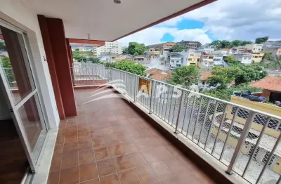 No tradicional méier, este apartamento de 95 m² é o equilíbrio perfeito entre espaço e localização.