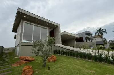 Linda casa no condominio golden village - pronta para morar e recém construída