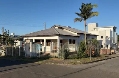 Casa ampla no bairro Primeiro de Maio - Interessante para investimento em locação ou familia grande