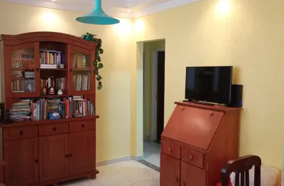 Apartamento de 02 dormitórios ao centro de São Vicente. Excelente oportunidade!