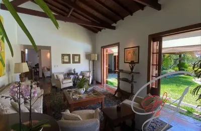 Imóvel de 410m² com 4 dormitórios, sendo 2 suítes, 6 banheiros e 5 vagas de garagem, sendo 3 cobertas, localizado no miolo da granja.
