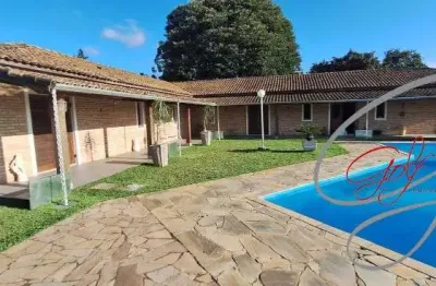 Chácara a venda, caucaia do alto, cotia, 470 m² a/c, 1.800 m² a/t, 4 dormitórios espaçosos, 3 suítes, sala com lareira, casa toda avarandada coberta.