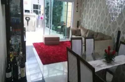Maravilhoso sobrado, impecável, com acabamento de 1ª linha, ampla sala para 02 ambientes interagindo com o espaço gourmet com forno de pizza e jardim