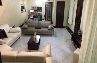 Belo sobrado construído em terreno de 195m² (6,5m x 30m ). em localização privilegiada