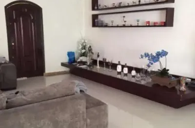Excelente sobrado, com 319m² de área útil, bem iluminado