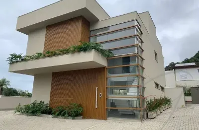 Casas em condomínio exclusivo com localização privilegiada, numa rua central da praia de juquehy, em são sebastião, no litoral norte de são paulo.