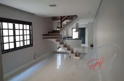 Casa de alto padrão com 3 quartos e suíte no bairro Jaguaribe em Osasco-SP: 2 salas, 3 banheiros, 2 vagas de garagem, 220m².