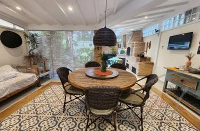 Casa de alto padrão em condomínio na Vila São Francisco, Osasco-SP: 3 quartos, 1 suíte, 2 salas, 3 banheiros, 2 vagas, 130m².