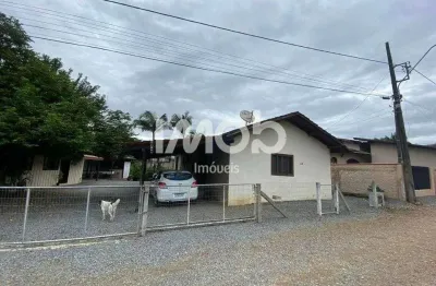 Casa principal e casa de madeira, Ilha da Figueira em Guaramirim - SC