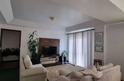 Apartamento semimobiliado com 1 suíte + 2 quartos, centro