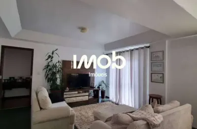Apartamento semimobiliado com 1 suíte + 2 quartos, centro