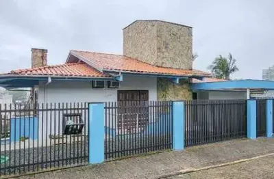Casa com 3 suítes + 1 quarto, barra do rio molha - jaraguá do sul