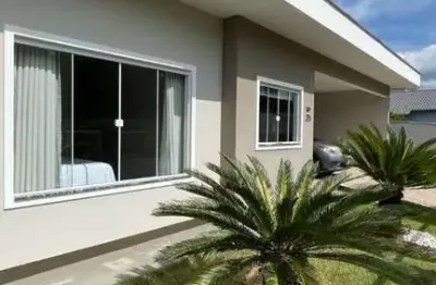 Casa com suíte + closet e 2 quartos + área de festa com piscina