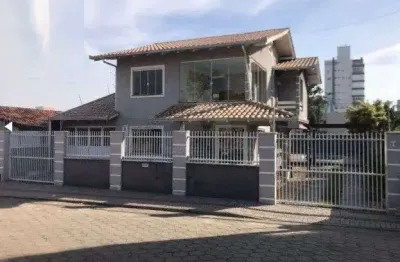 Sobrado com 6 quartos, suíte e área de festas com piscina a 100 metros da praia em barra velha