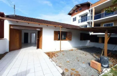 Casa térrea com 3 dormitórios, suíte e amplo quintal a 600 metros da praia em barra velha