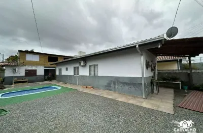 Casa de esquina mobiliada com 2 dormitórios e piscina no bairro itacolomi em balneário piçarras