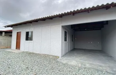 Casa com 2 dormitórios e amplo terreno no bairro itajuba em barra velha