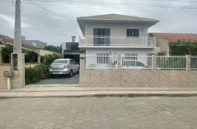 Casa com 3 dormitórios e área de festas no bairro itajuba em barra velha