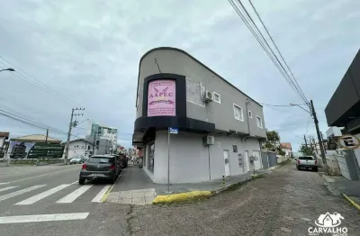 Apartamento semi mobiliado com 2 dormitórios no centro de barra velha a 80 metros da praia