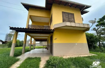 Sobrado com três quartos sendo uma suíte para locação anual no bairro itacolomi em balneário piçarras, próximo à praia