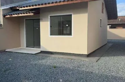Casa com suíte, quintal amplo e 2 vagas – localização estratégica em barra velha/sc