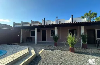 Casa mobiliada com 3 dormitórios e piscina para locação anual no bairro Itacolomi em Balneário Piçarras