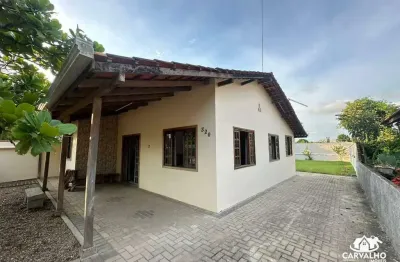 Casa mobiliada com 3 dormitórios para locação anual no bairro Tabuleiro com amplo terreno