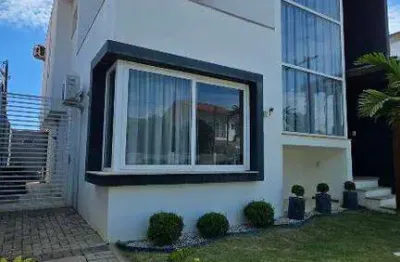 Sobrado Alto Padrão na Praia da Armação em Penha – Casa na Praia com Piscina e Terreno Amplo