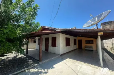 Casa com 3 dormitórios sendo uma suíte para locação anual no Centro de Penha