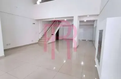 Sala comercial com mezanino para locação no centro de balneário camboriú.