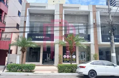 Sala comercial com mezanino para locação no centro de Balneário Camboriú.