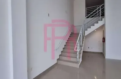 Sala comercial com mezanino para locação em balneário camboriú.