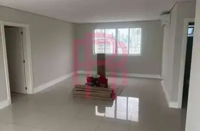 Apartamento com 03 suítes para locação anual em Balneário Camboriú.