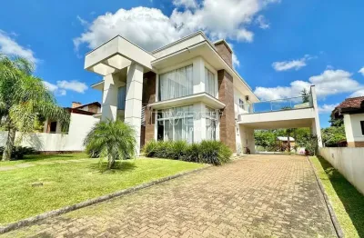 Casa em condomínio fechado com amplo terreno de 981,10m²