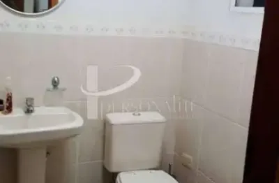 Ótimo sobrado à venda, 150 m², 3 dorms, 1 suíte, 2 vagas cobertas, terceiro andar com churrasqueira