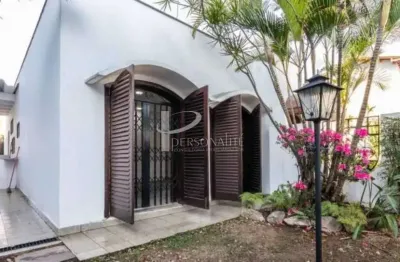 Casa á venda, 250m2, 3 quartos, 4 banheiros, 3 vagas, jardim de inverno, sala de almoço, estilo med