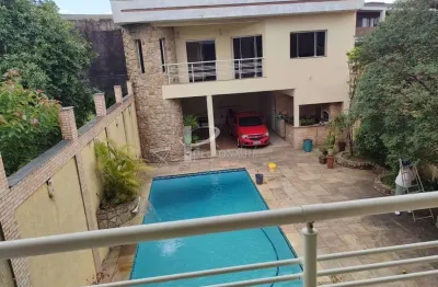 Magnifico sobrado com piscina e 10 vagas com edícula externa