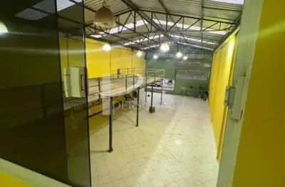 Galpao300 metros com pé direito de 6 metros no curuça